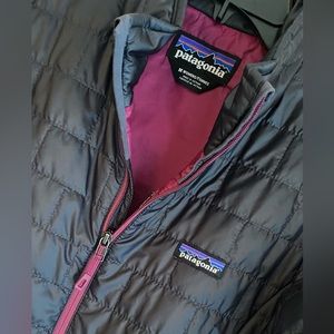 PATAGONIA Womens Nano Puff Jacket, Medium, worn once-no tags Navy blue w/magenta